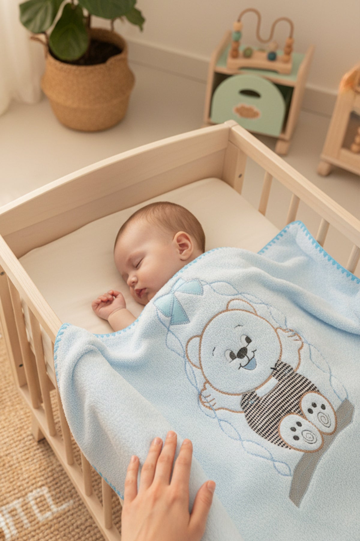 Salıncak Ayı Nakışlı Mavi Bebek Battaniyesi
