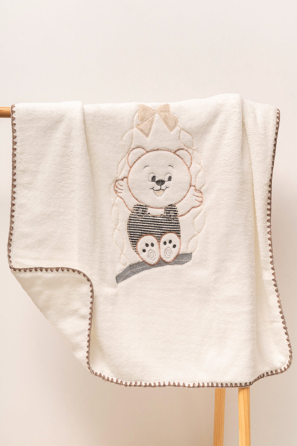 Salıncak Ayı Nakışlı Ekru Bebek Battaniyesi