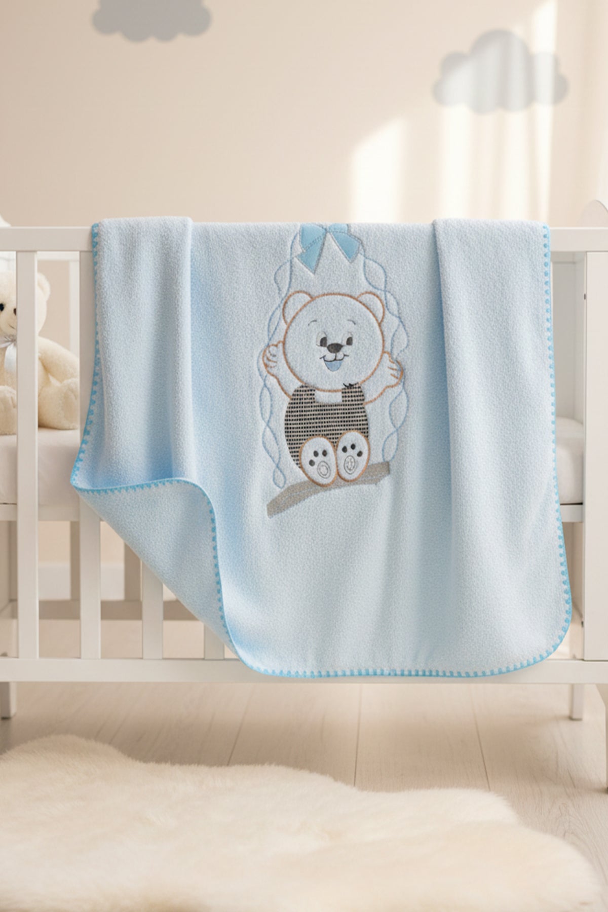 Salıncak Ayı Nakışlı Mavi Bebek Battaniyesi